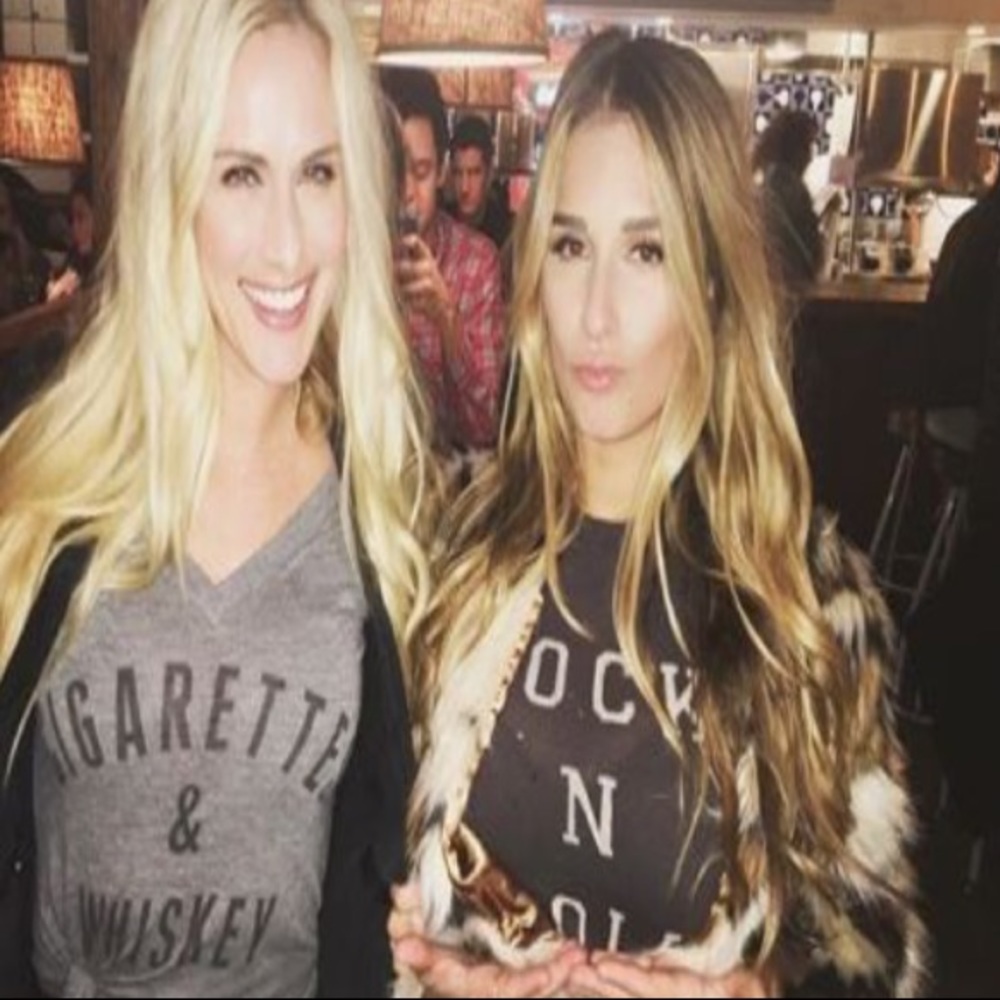 On Hold-Rock & Roll tee ASO Jessie James Decker